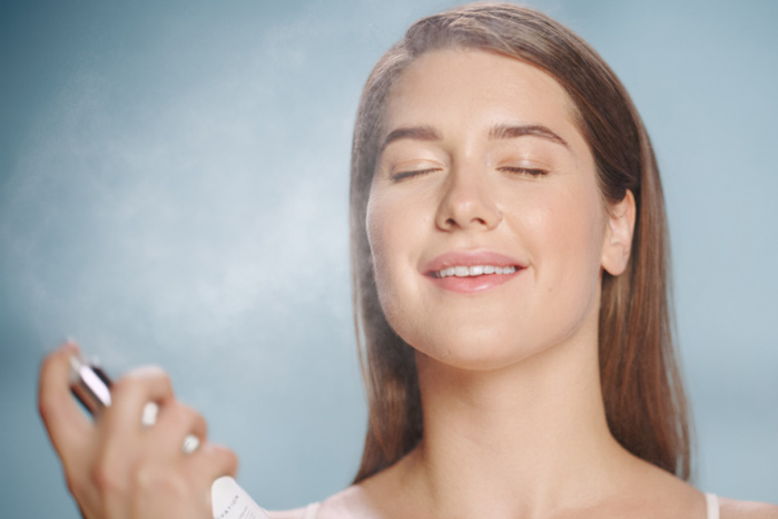 Green Tea Soothing Antioxidant Mist woman spry